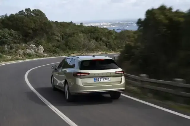 Škoda Superb Combi z flotily COR KLAS pripravená na prenájom